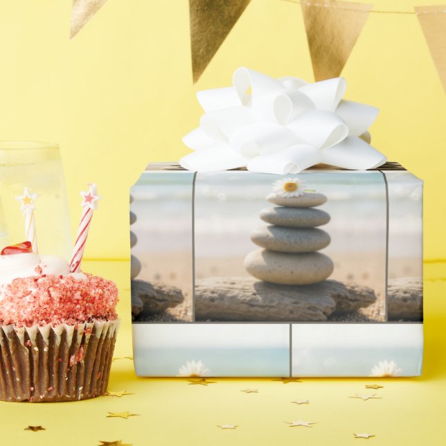 Papel De Regalo Daisy on a Stone Beach Cairn With Driftwood (Fiesta de cumpleaños )