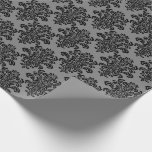 Papel De Regalo Damasco negro sobre patrón gris elegante<br><div class="desc">Vestir sus paquetes con un elegante papel envolvente en todo momento en damasco negro sobre un fondo gris. Es una gran elección para muchas ocasiones: duchas de novias, bodas, cumpleaños, graduaciones, jubilaciones, fiestas de despedida y más. Puede añadir casi cualquier cinta de color con este diseño para un regalo hermoso....</div>