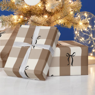 Papel de regalo de cuadros marrones con lazos de c