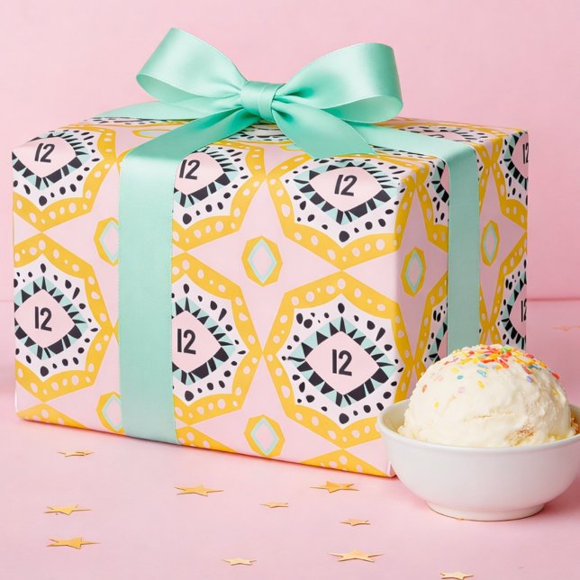 Papel de regalo de cumpleaños colorido con formas (Bold hexagons, bright colors, and your chosen age make this wrapping paper the life of the party.)