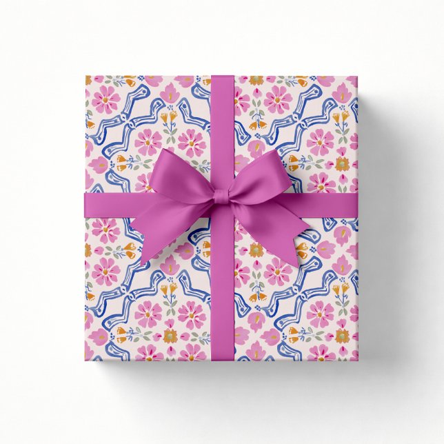 Papel de regalo de fiesta de bebé con flores rosad (Subido por el creador)