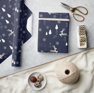 Papel de regalo de fondo oscuro con renos plateado