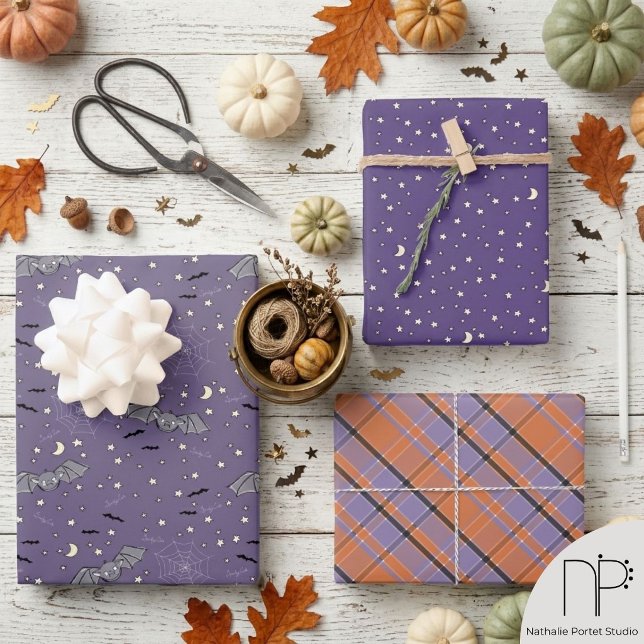 Papel de regalo de Halloween morado con murciélago (Hand drawn purple Halloween gift wrap with cute bats and stars for a spooky holiday surprise)
