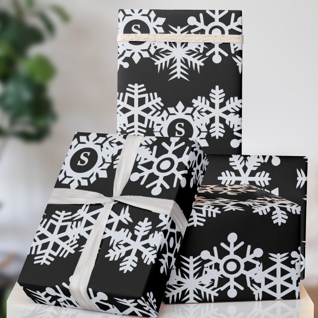 Papel de regalo de Navidad con monograma de copo d (A classic black and white snowflake pattern with space for your initial. Happy Holidays!)