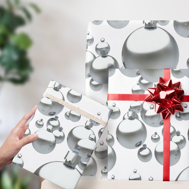 Papel de regalo de Navidad con patrón de adornos p (A bold Christmas bauble pattern on this gift wrap. Silver and White option for your holiday gifts)