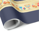 Papel De Regalo Decoración hermosa del fiesta feliz de Jánuca<br><div class="desc">Decoración hermosa del fiesta feliz de Jánuca, día de fiesta judío, papel de embalaje. Fondo judío de Jánuca del día de fiesta con los símbolos tradicionales de Chanukah - los dreidels de madera (top de giro), los anillos de espuma, menorah del oro, velas, estrella de David y de brillar intensamente...</div>
