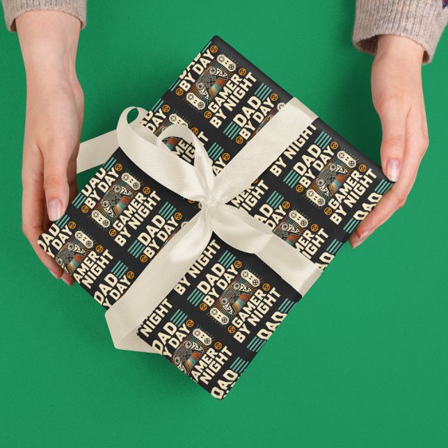 Papel De Regalo Día del padre de día Jugador de noche (Father's day Dad by day Gamer by night Wrapping Paper)