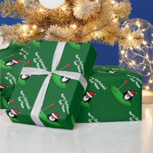 Papel De Regalo Dibujo animado de pingüino de Santa en campo de go