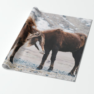 PAPEL DE REGALO DOS CABALLOS MARRONES EN EL CAMPO