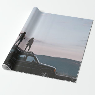 Papel De Regalo Dos mujeres en el techo del auto