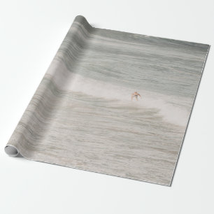 PAPEL DE REGALO DOS PERSONAS SOBREVIVIENDO EN OLAS MARÍTIMAS DURAN