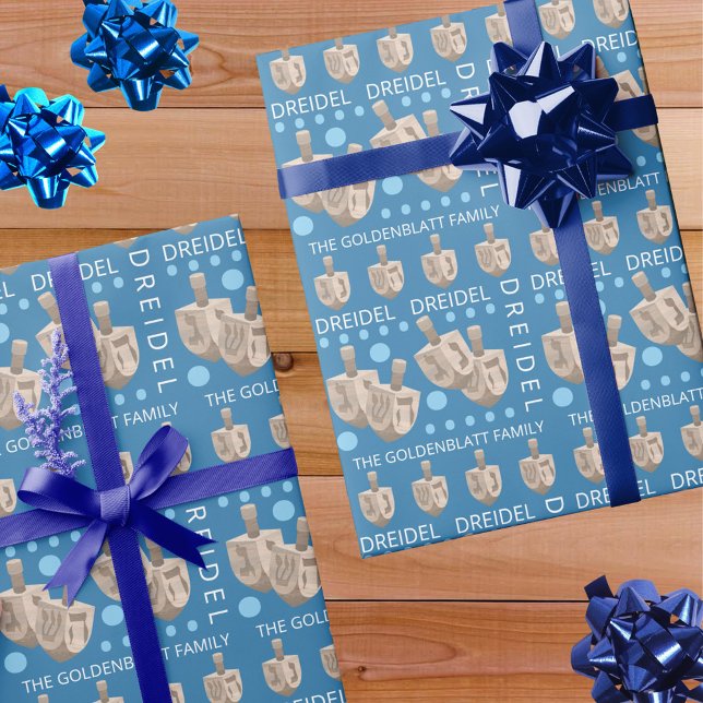 Papel De Regalo Dreidel Rustic Oak Cute Personalizada Hanukkah (This cute blue and white Hanukkah wrapping paper is easy to customize with a personalized name)