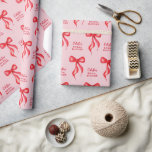 Papel De Regalo Ducha de novias personalizada de color rosa rojo d<br><div class="desc">Papel de envolvimiento de ducha de novia personalizado con arco rojo rosado. Perfecto para los fiestas de moda "Está atando el nudo". Personaliza con el nombre y el evento de la futura novia. © Kimbellished,  LLC</div>
