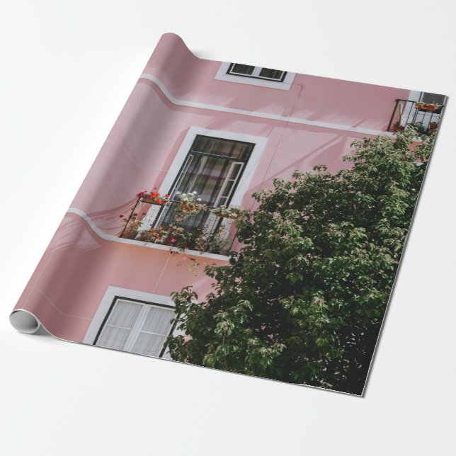 PAPEL DE REGALO EDIFICIO COMERCIAL DE CONCRETO ROSA CERCA DE ÁRBOL (Desenrollado)