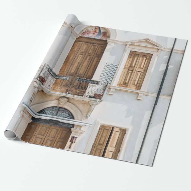 PAPEL DE REGALO EDIFICIO DE CONCRETO BLANCO CON PUERTAS DE MADERA  (Desenrollado)