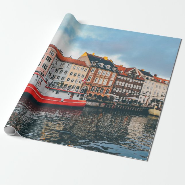PAPEL DE REGALO EDIFICIO DE CONCRETO ROJO Y BLANCO (Desenrollado)