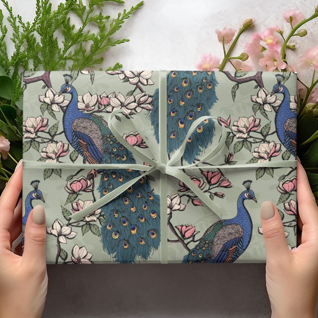 Papel De Regalo El pavo real azul y la fauna verde de Magnolia (Elegant Floral Blue Peacock Birds, Magnolia Branches in Bloom, Sage Green Background. Hand Drawn.)