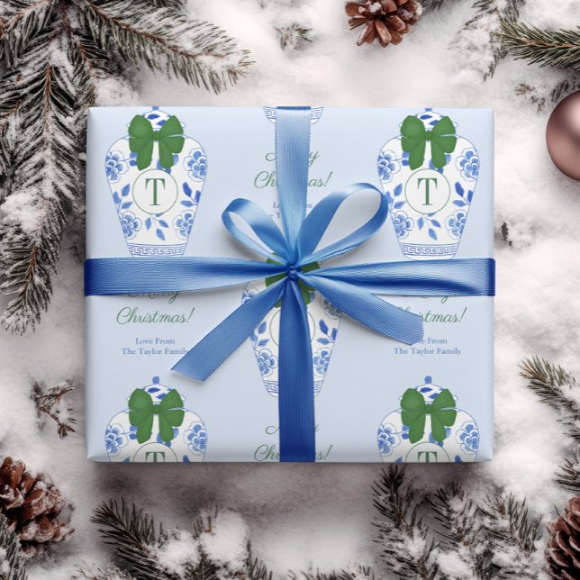 Papel De Regalo Elegante Chinoiserie Monograma Feliz Navidad (Preppy holidays gift wrap design featuring a blue & white ginger jar with green bow and monogram)