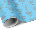 Papel De Regalo Elegante cielo azul | Hanukkah | MENORAH<br><div class="desc">Elegante papel de envolver MENORAH azul cielo,  que se muestra con una falsa menorah gris plateado en un patrón de baldosas. Se trata de un diseño minimalista,  sencillo y elegante,  especialmente apto para el Giftwrap Hanukkah o para la artesanía.</div>
