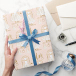 Papel De Regalo Elegante ducha de novia con vestidos de oro y Rubo<br><div class="desc">Este elegante papel de envolvimiento de ducha de novia con traje de novia dorado y Rubor está diseñado teniendo en cuenta a una novia simple pero glamurosa. El diseño de los anillos y el vestido de novia te da todas las vibraciones del día de la boda.</div>