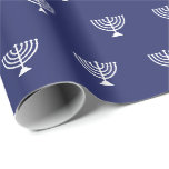 Papel De Regalo Elegante patrón menorah judío azul marino<br><div class="desc">Elegante patrón menorah judía azul marino y blanco simple regalo moderno minimalista Wrapping Paper. Patrón menorah blanco sobre fondo azul marino oscuro. Este papel de envoltura es muy bueno para Hanukkah,  Chanukah,  bar mitzvah,  bat mitzvah,  Shabbat y Jewish Holidays.</div>