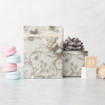 Papel De Regalo Elegante Rosa de marfil con diseño floral plateado<br><div class="desc">Envuelve tus regalos con elegancia intemporal con este lujoso papel de rosa de marfil. Con rosas delicadamente grabado en relieve con acentos plateados suaves y espirantes de viñas florales, este diseño exuda sofisticación y romanticismo. Perfecto para bodas, aniversarios, duchas de novias o cualquier ocasión en la que quieras que tu...</div>