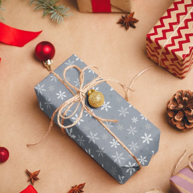 Papel De Regalo Elegantes copos de nieve gris y blanco (Elegant Vintage Grey and White Snowflakes Wrapping Paper)