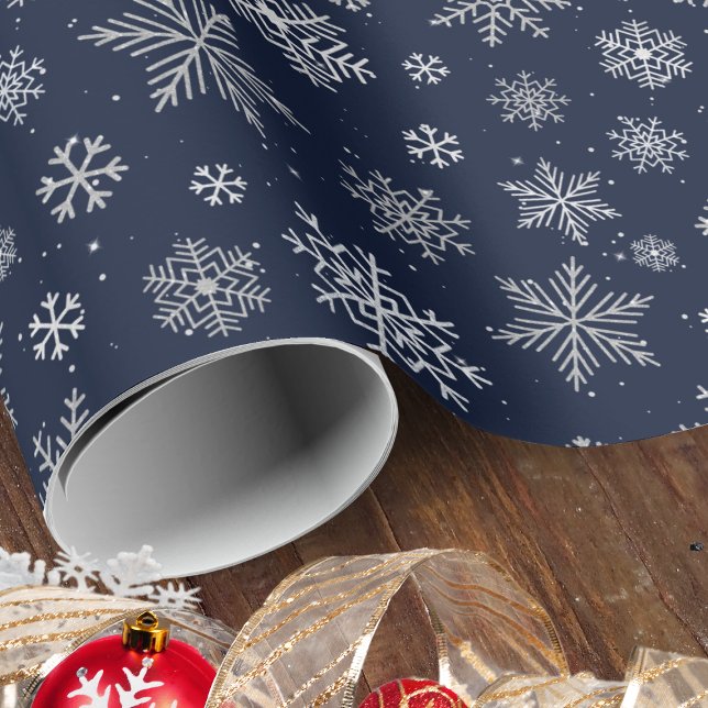 Papel De Regalo Elegantes copos de nieve plateados en Navidades az (Wrap the magic of the season with our elegant dark blue paper and shimmering silver snowflakes.)