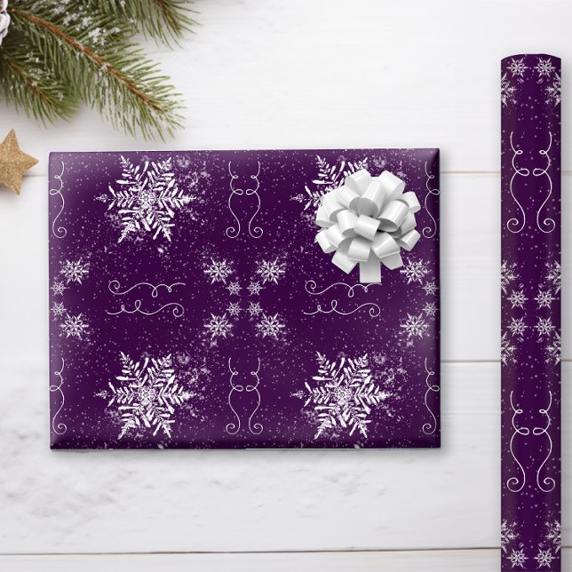 Papel De Regalo Elegantes copos de nieve sobre el Ametisto Púrpura (This deep Purple Amethyst Wrapping Paper with Gentle Snowflakes creates elegance under your tree!)