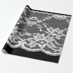 Papel De Regalo Encaje floral blanco sobre un fondo negro.