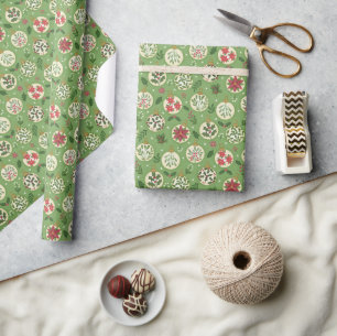 Papel de regalo enrollado con adorno navideño capr