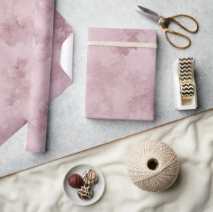 Papel de regalo enrollado con fondo texturizado ro