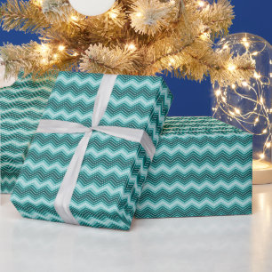 Papel de regalo enrollado con patrón de chevron az
