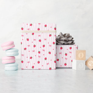 Papel de regalo enrollado con patrón de fresa rosa