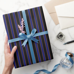 Papel de regalo enrollado con patrón de rayas vint