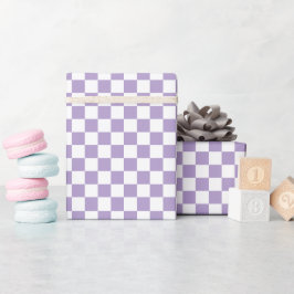 Papel de regalo enrollado de cuadros blancos y púr