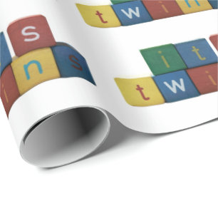Papel De Regalo Es gemelos en las letras del molde de los niños