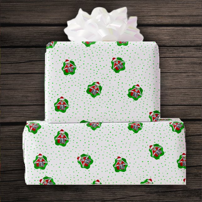 Papel De Regalo Esqueletos divertidos Ornamentos Santa Hats Spatte (Fun Skeletons in Santa hats in splatter shapes on white with green dots roll of gift wrapping paper.)