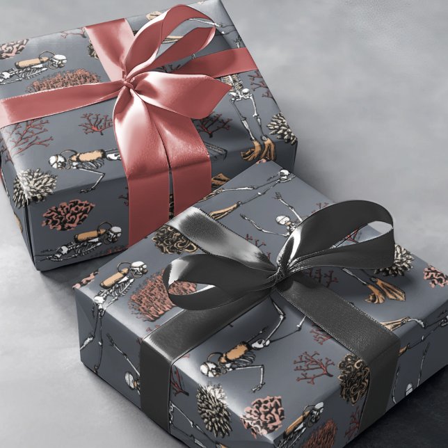 Papel De Regalo Esqueletos góticos de buceo gris oscuro ( Hand-Drawn in Black Ink, Skeleton Scuba Divers Swim among Red Corals Against a Dark Gray Background)