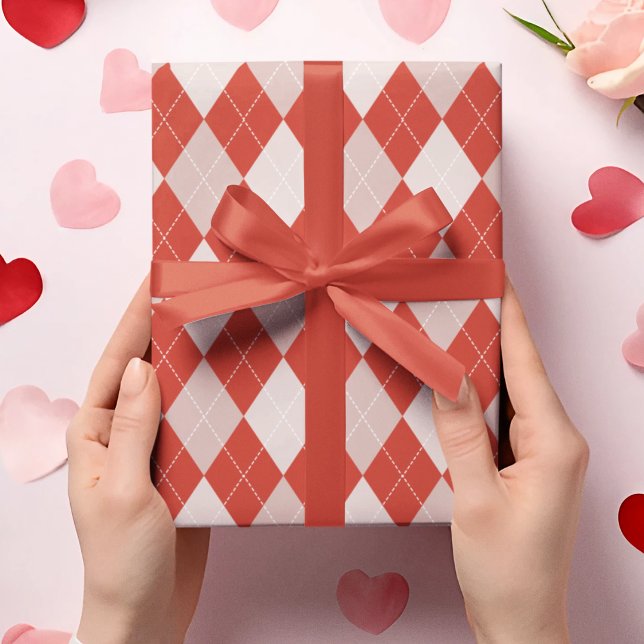 Papel De Regalo Estilo Rojo y Rubor Pink Gran Patrón Argyle (Elegant & Trendy Red & Blush Pink Large Diamond Pattern for Her. Argyle with Dotted White Lines.)