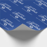 Papel De Regalo Estrella azul FELIZ personalizada de JÁNUCA de<br><div class="desc">Envuelva sus regalos con estos papel de embalaje FELIZ de JÁNUCA Chanukah del día de fiesta judío elegante.  Fondo de los azules marinos con la estrella de DAVID.  Personalice añadiendo el mensaje o el nombre o suprima.</div>