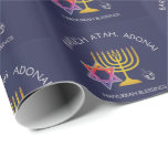 Papel De Regalo Estrella de David Menorah Dreidel Blessing | Chanu<br><div class="desc">Elegante y elegante HANUKKAH BENDICIÓN Papel de envolvimiento. El diseño muestra un MENORAH de color dorado con ESTRELLA multicolor DE DAVID y DREIDEL gris plateado. En la parte superior hay un texto curvo que dice BARUCH ATAH, ADONAI (Bendito eres tú, Dios) y debajo del texto se lee HANUKKAH BENDICGS. El...</div>