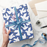 Papel De Regalo Estrella feliz de Hanukkah de David Dove Blue blan<br><div class="desc">Prepárate para iluminar tus celebraciones de Hanukkah con nuestro feliz papel de envoltura de Hanukkah con copos de nieve, Estrella de David, y Paloma. Este papel de envoltura le da un toque especial a sus regalos de Hanukkah. Envuelve tu amor y buenos deseos con este exquisito papel de envoltura. ¡Feliz...</div>