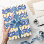 Papel De Regalo Estrella feliz de Hanukkah de David Snowflakes Blu<br><div class="desc">Prepárate para iluminar tus celebraciones de Hanukkah con nuestro Feliz Hanukkah de envoltura con copos de nieve, Estrella de David, y Feliz Hanukkah escrito con letra a la moda. Este papel de envoltura le da un toque especial a sus regalos de Hanukkah. Envuelve tu amor y buenos deseos con este...</div>
