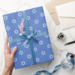 Papel De Regalo Estrella feliz de Hanukkah de David White Blue<br><div class="desc">Prepárate para iluminar tus celebraciones de Hanukkah con nuestro papel de envoltura de la estrella blanca y azul de David. Este papel de envoltura le da un toque especial a sus regalos de Hanukkah. Envuelve tu amor y buenos deseos con este exquisito papel de envoltura. ¡Feliz Hanukkah!</div>