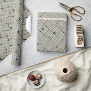 Papel De Regalo Estrellas doradas y azules en un fondo gris a cuad