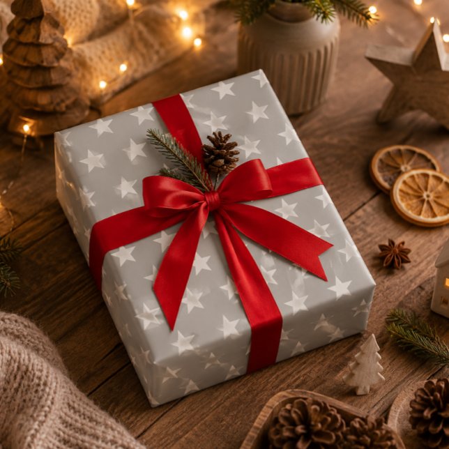 Papel de regalo Estrellas Gris Suave (Soft gray star wrapping paper adds timeless elegance to Christmas gifts and holiday celebrations.)