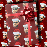 Papel De Regalo Face personalizada Santa Hat Gift Wrap Funny Heads<br><div class="desc">Envoltura personalizada de regalo de Face Santa Hat, reemplaza la cara con tu foto favorita si quieres (asegúrate de recortar tanto a la cara como sea posible y usa una aplicación para eliminar el fondo) y personaliza este divertido papel de envolver de vacaciones de Navidades con tu hijo, esposo o...</div>