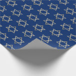 Papel De Regalo Falsa estrella del oro del azul Jánuca del modelo<br><div class="desc">Envuelva sus regalos en estilo estas vacaciones con nuestro papel de embalaje elegante de Jánuca. Estas características del diseño simples pero elegantes que un fondo azul con la falsa estrella del oro de Davids repitió en un modelo. Diseñado por el © Susan Coffey del artista.</div>