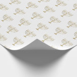 Papel De Regalo Falso modelo de Jánuca Menorah del oro<br><div class="desc">Envuelva sus regalos en estilo estas vacaciones con nuestro papel de regalo elegante de Jánuca. Estas características simples pero del diseño que un fondo blanco con los falsos menorahs del oro repitió en un modelo.</div>